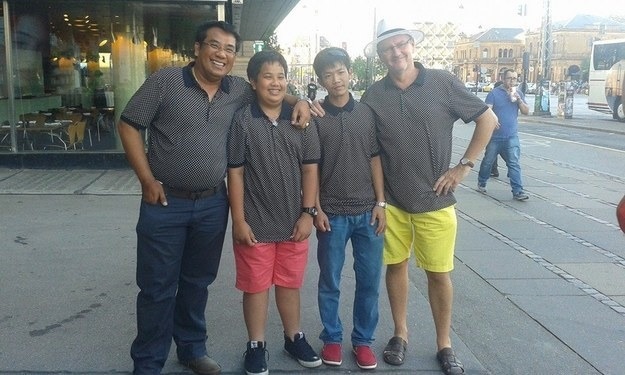 The time this frumpy old dad met a family of Malaysian tourists. 