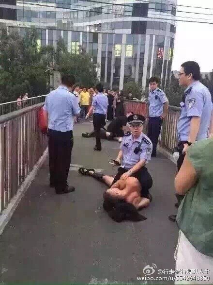 The Chinese internet didn't really explode until it saw this picture: a policeman straddling a Spartan soldier. In East Asia, the movement is commonly described as a "tackle-cuddle," which is a romantic move that originated in anime.