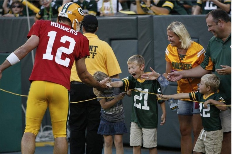 Aaron Rodgers making a kid's day at open training camp.