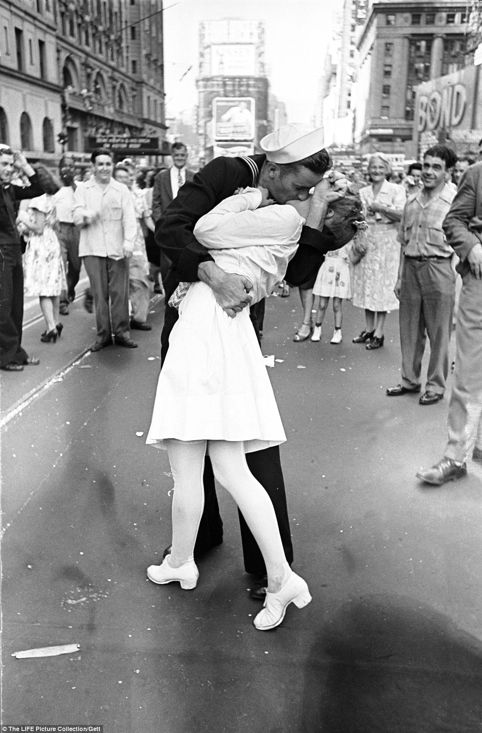 On August 14, 1945, as Japan surrendered at the end of the Second World War, celebrations broke out in New York City’s Times Square. And famously, during the VJ (Victory over Japan) Day celebrations, a sailor and a woman embraced in a passionate kiss. Mystery surrounds the subjects in the photo, taken by photographer Alfred Eisenstaedt. Over the past 70 years, dozens of men and women have claimed to be the pair caught in the clinch