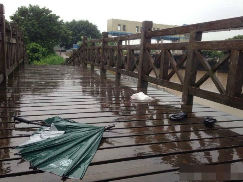 賴婦當日被雷擊，地上還留下一把受損的雨傘。（互聯網圖片）