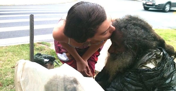 In 2011, a young woman named Shalla Monteiro befriended the old homeless man. She'd stop to talk with him on a daily basis, and Raimundo gave her one of his poems.