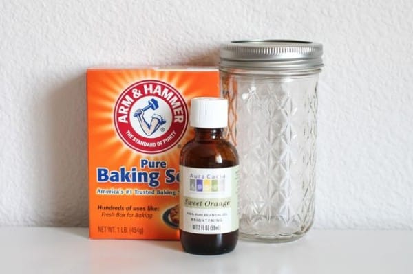 To keep her carpets smelling fresh and clean, this clever woman gathered some simple supplies: namely baking soda, essential oils, and a Mason jar.