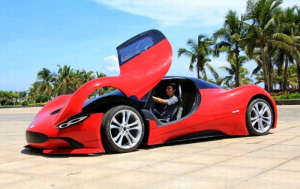 27-year-old Chen Yan Xi is a Chinese engineer with a passion for cars. He recently showed off his latest creation at the 2015 Hainan International Automotive Industry Exhibition and it looks like a dream come true. He built the car from scratch and it looks like it could hold its own against any Lamborghini or Ferrari.