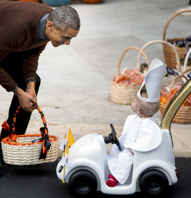 白宮舉辦了一場給小朋友的萬聖節派對，結果歐巴馬被一個小朋友的打扮給弄得狂笑到停不下來！