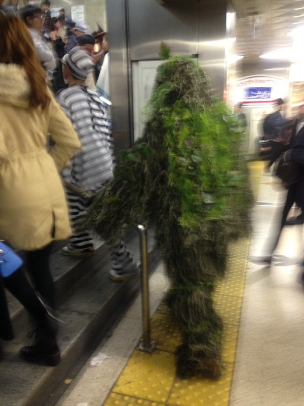 日本万圣节的爆笑变装 地铁出现了 LINE 角色大集合!
