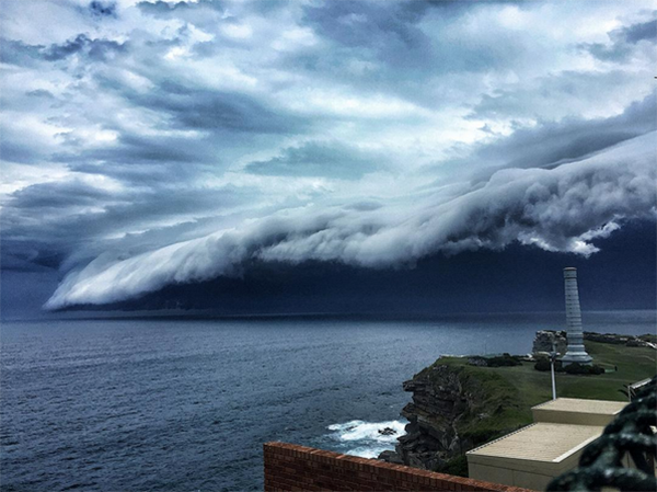 Even the storms are crazier in Australia. On Friday afternoon a front moved across the sky above the famous Bondi Beach towards Sydney.