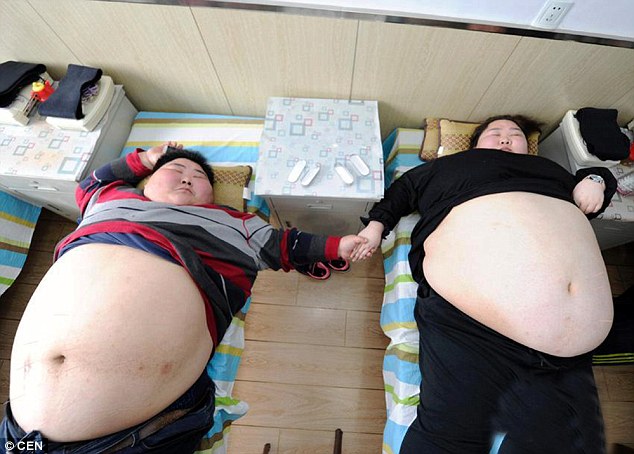 Dilemma: Lin Yue (left) and Deng Yang (right) have a combined weight of 62 stone (870 pounds) and wanted to conceive
