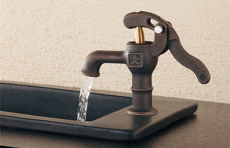 井戸の水をくみ上げる手押しポンプ型の蛇口『井戸端蛇口』