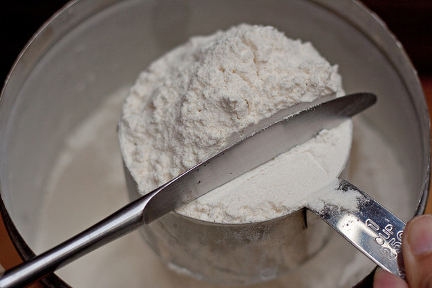 Leveling off flour for baking: