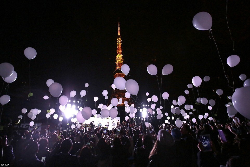 Instead of fireworks, the city of Tokyo released thousands of helium balloons near the Tokyo Tower.