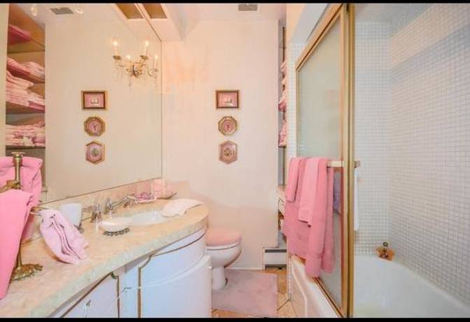 Even the bathroom is a spectacle to behold! Pink and gold are such a perfect pairing.