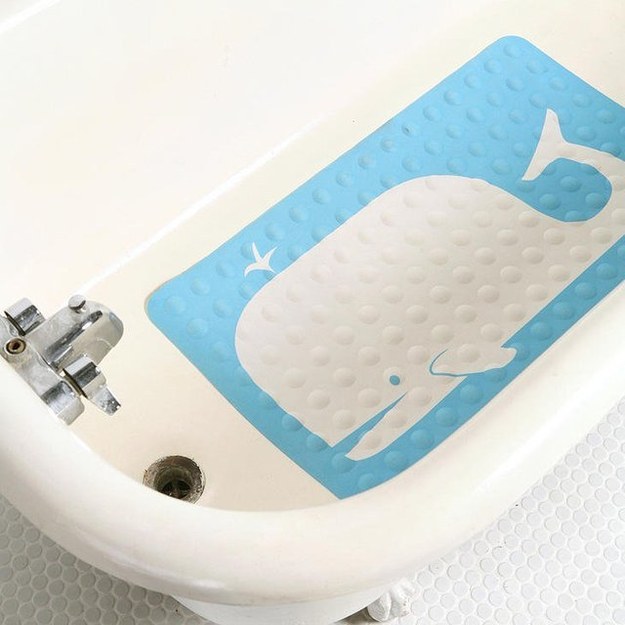 This rubber bath mat with a happy whale.