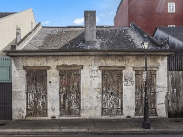 Old meets new in this beautiful 19th century New Orleans cottage. This elegant home has an open floor plan with cathedral style ceilings, 1 bedroom, and 2 amazing full baths. Located in the French Quarter, it goes for the small price of $1.6 million.