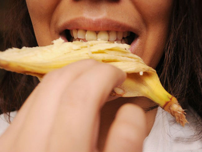 banana-peel-uses-teeth-whitener