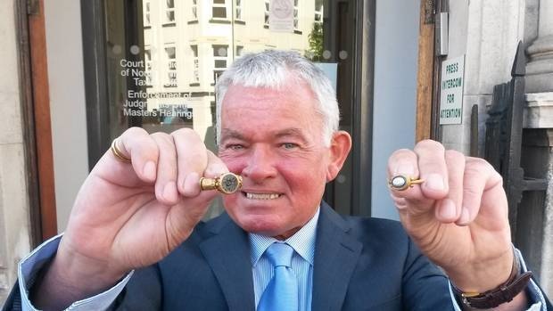 Retiree Brian Murray discovered in Murlogh beach, Ireland, Roman gold rings dating back to the 4th or 5th century. 
