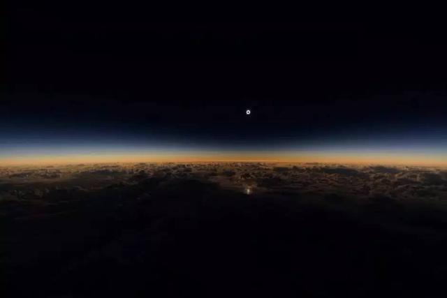 万米高空看日食，多亏飞机改变航道