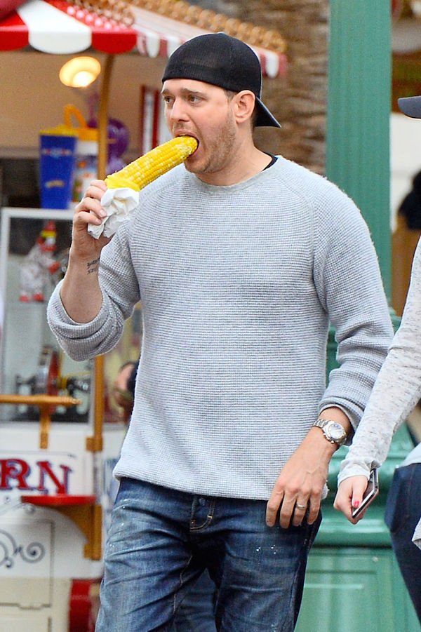 gallery 1460548580 michael buble eating corn on cob wrong Youre doing it wrong (31 Photos)