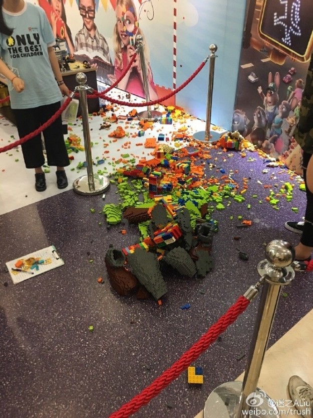 However, within an hour of the piece being on display, a child at the expo accidentally pushed it over while taking a picture. The sculpture broke into thousands of little pieces.