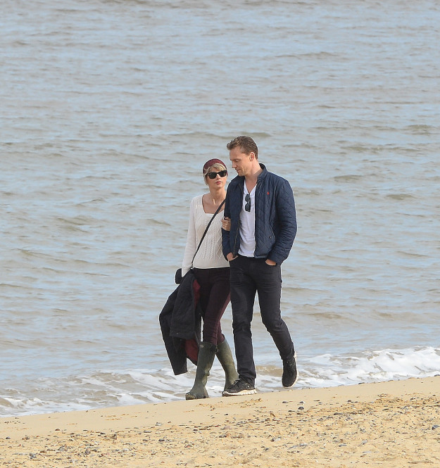 The pair then spent Sunday together, taking another stroll along the beach.