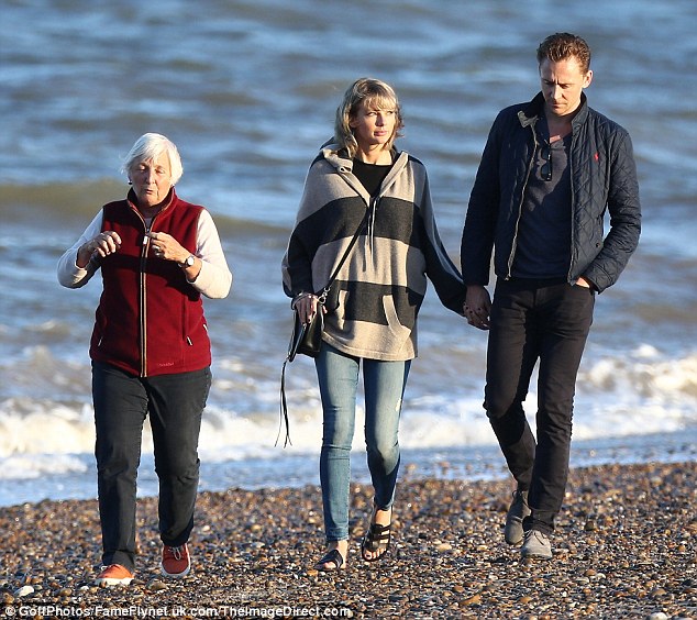 35AF2BEA00000578-3660771-Life_s_a_beach_Taylor_Swift_and_Tom_Hiddleston_appeared_every_in-a-18_1466959914760