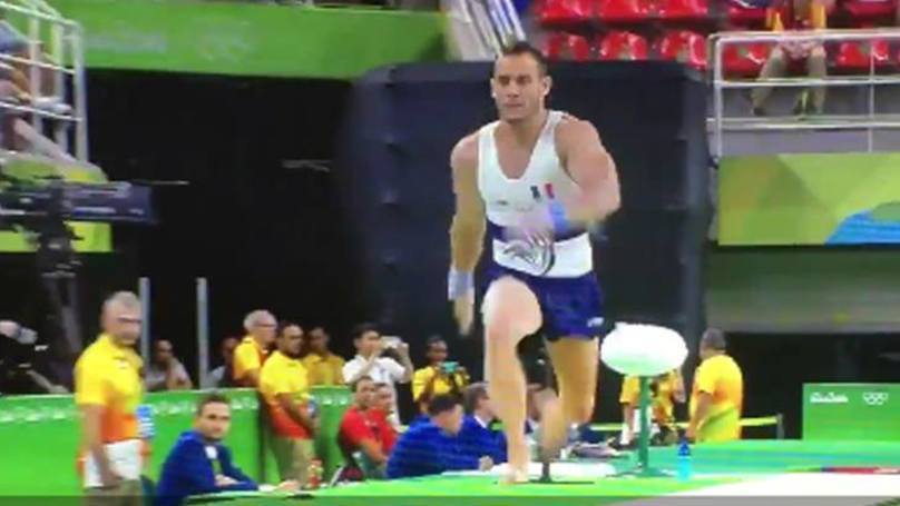 奧運體操選手在跳馬時落地太猛竟直接當場摔斷腿「呈90度不正常扭曲」，看到受傷全過程已經快吐了...