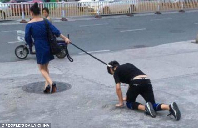 A suprise spot: A woman was spotted on the streets of Fuzhou taking a man for a walk