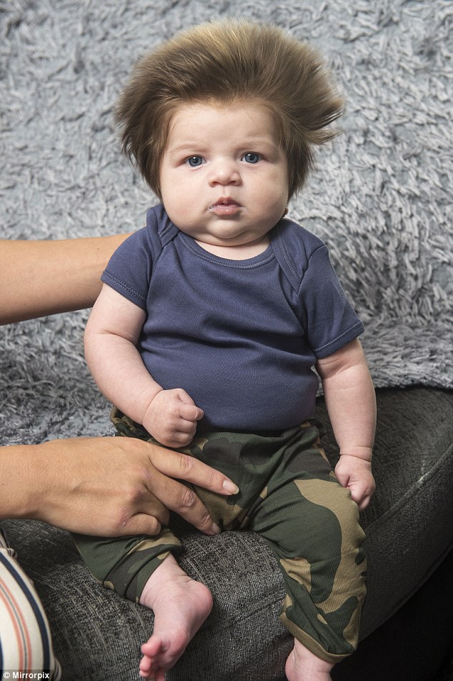 这个英国宝宝才9周大就长了一头「超茂密狮子鬃毛」，帮他戴上帽子后的反应超爆笑！