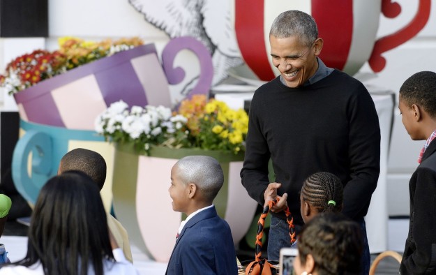 Here is the president cracking up when he met a kid dressed as a "mini Obama."