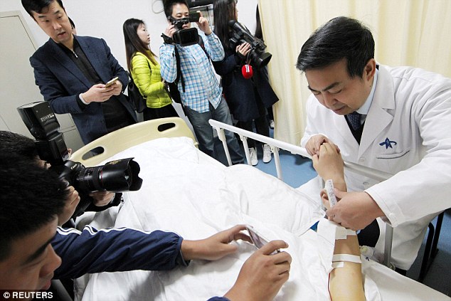  Doctor Guo Shuzhong inspected the patient after he carried out the pioneering precedure