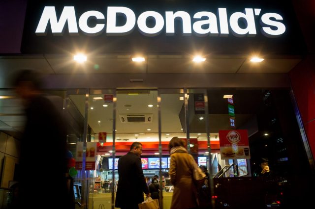 29247UNILAD imageoptim GettyImages 461114498 640x426 Heres How You Can Get Free Food From McDonalds