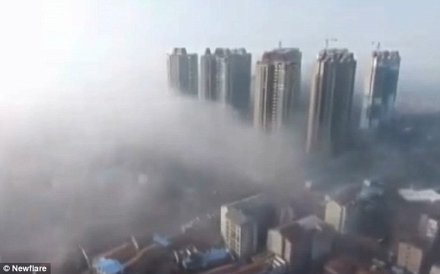 Li Dongyang, deputy director of Yueyang Meteorological Bureau, said the buildings were real and that they had been covered by fog