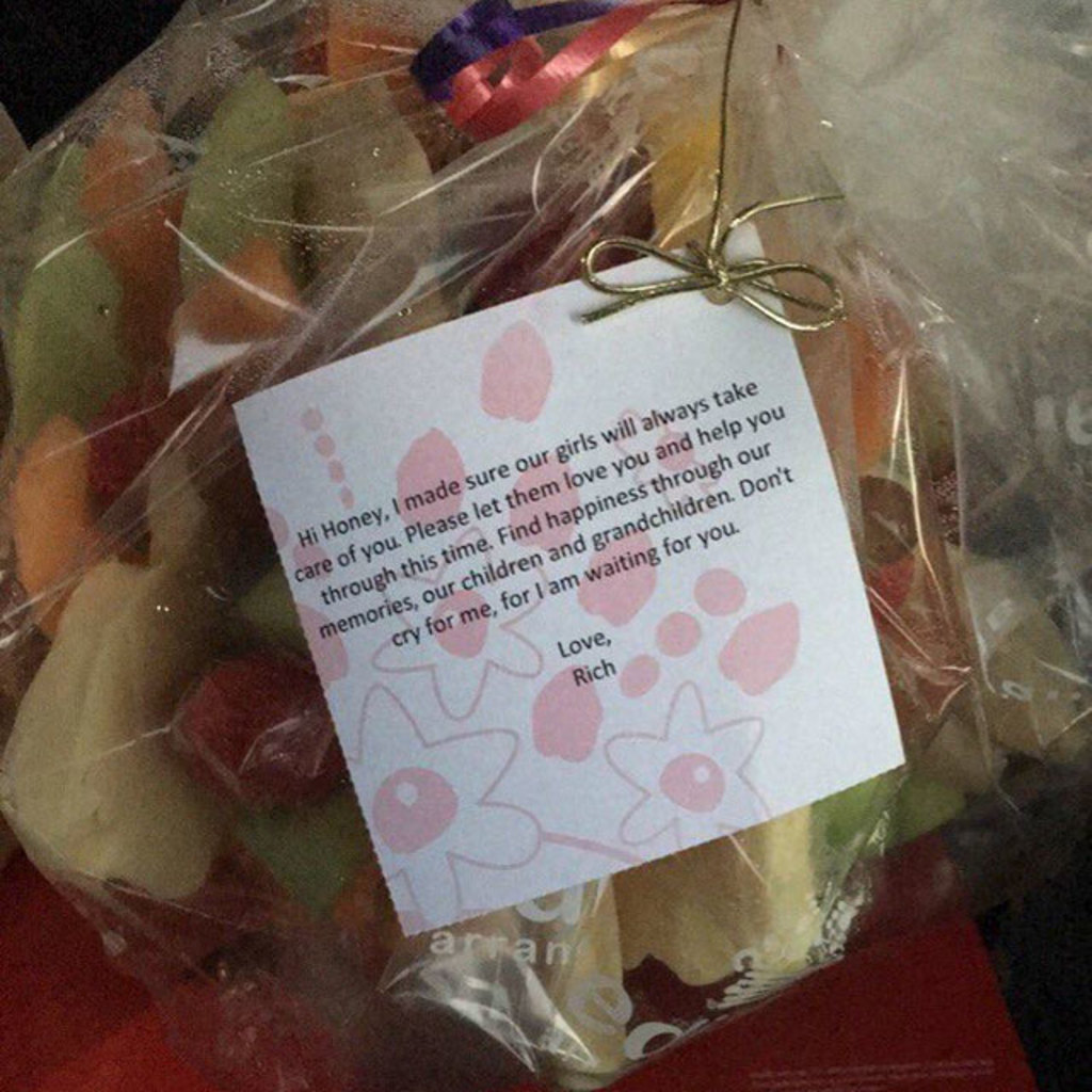 This woman’s husband had an edible arrangement sent after he passed