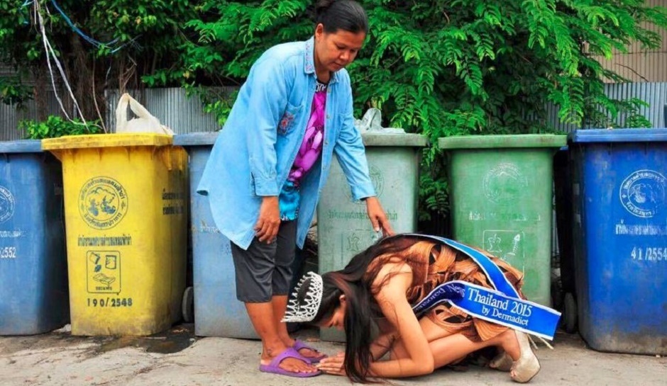 After winning Miss Thailand 2015, Khanittha “Mint” Phasaeng goes back to visit her single mom and kneels before her…showing the utmost respect to the woman who collected and recycled trash her whole life to raise her