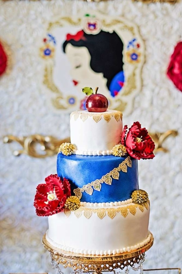 This perfect interpretation of what Snow White would look like as a cake.