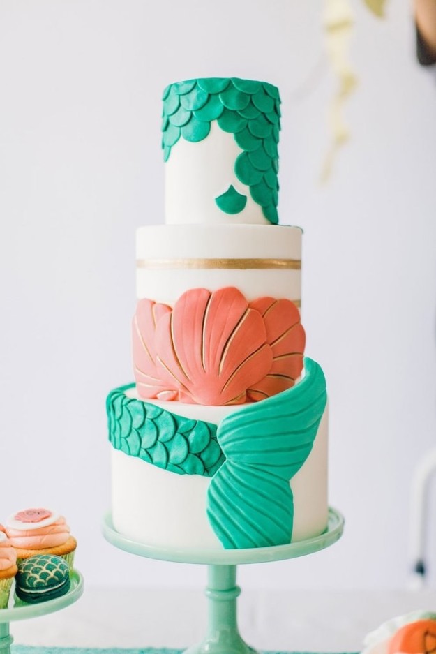 This Little Mermaid-inspired cake that's swimming with pretty details.