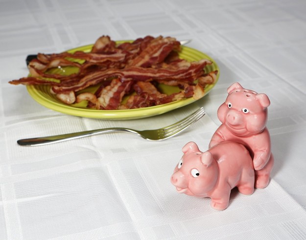 This salt and pepper set that's makin' bacon.