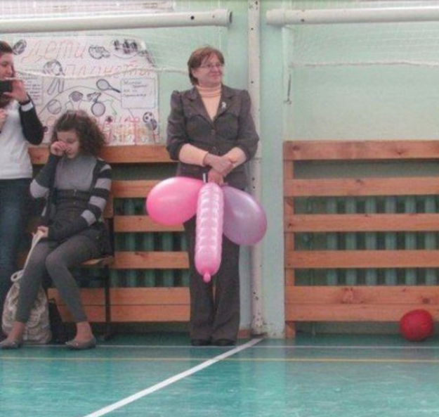 The mom who needs to re-think her balloon-holding posture:
