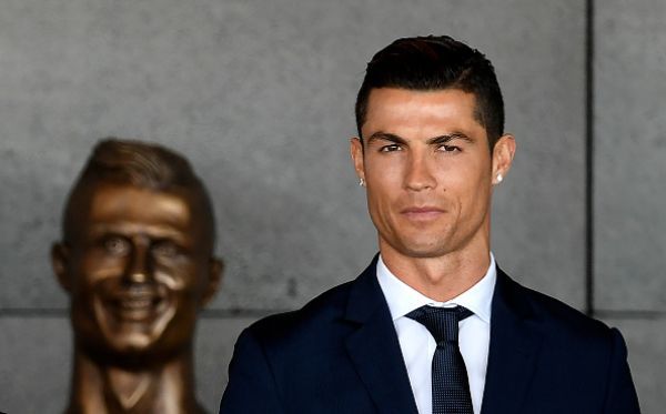the internet is dying at cristiano ronaldos statue unveiling 18 photos 2 The internet is dying at Cristiano Ronaldos statue unveiling (17 Photos)
