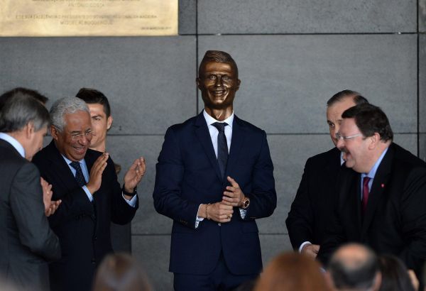 the internet is dying at cristiano ronaldos statue unveiling 18 photos 217 The internet is dying at Cristiano Ronaldos statue unveiling (17 Photos)