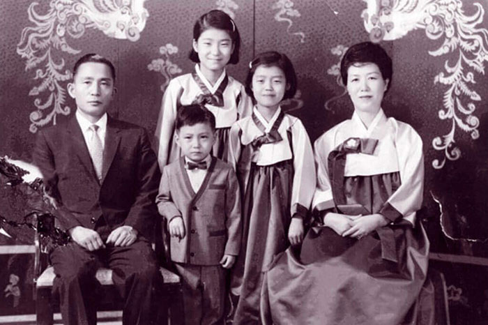 Ms Park Geun Hye Pictured With Her Parents And Her Two Younger Siblings - Sister Geun Ryong And Brother Ji Man