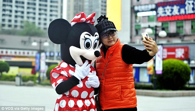 Yin Pizhi dresses as Minnie Mouse and poses for pictures to raise cash for her family