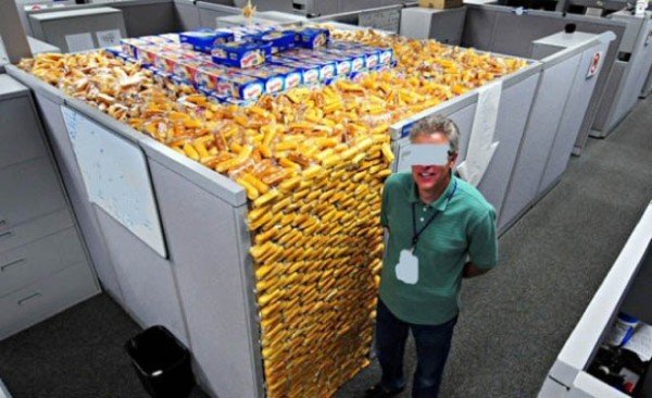 the workplace was made for pranks 31 photos 21 The workplace was made for pranks (31 Photos)