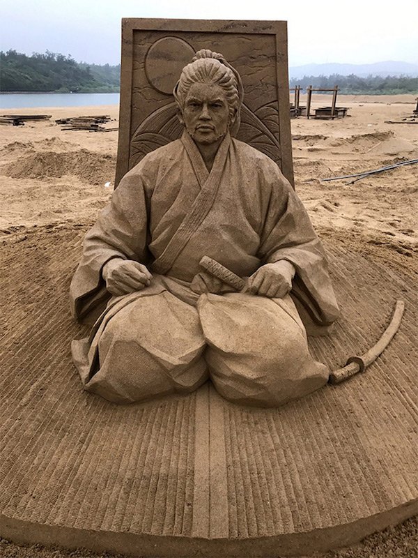 2098948 24 Toshihiko Hosaka is a master of sand (23 Photos)