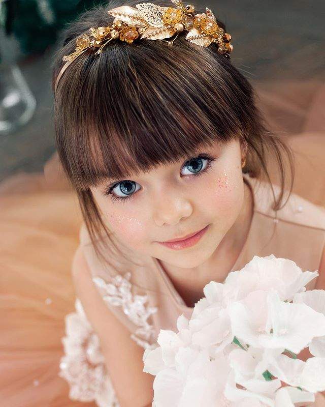 世界最美丽小孩！「6岁精灵系小小女模」一双蓝眼睛征服全世界！超美妈妈就是她长大后的模样！