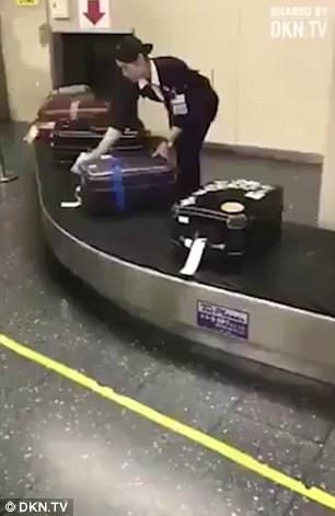 網友目擊到日本地勤處理「旅客行李箱的手法」，整個被嚇壞