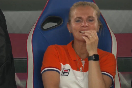 荷蘭女足教練遮臉笑