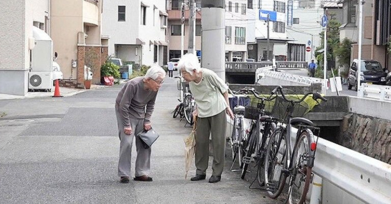 失智阿公出門散步「巧遇失智阿嬤」 熱心攙扶去報案：她迷路了…員警一查實情鼻酸 Teepr 亮新聞